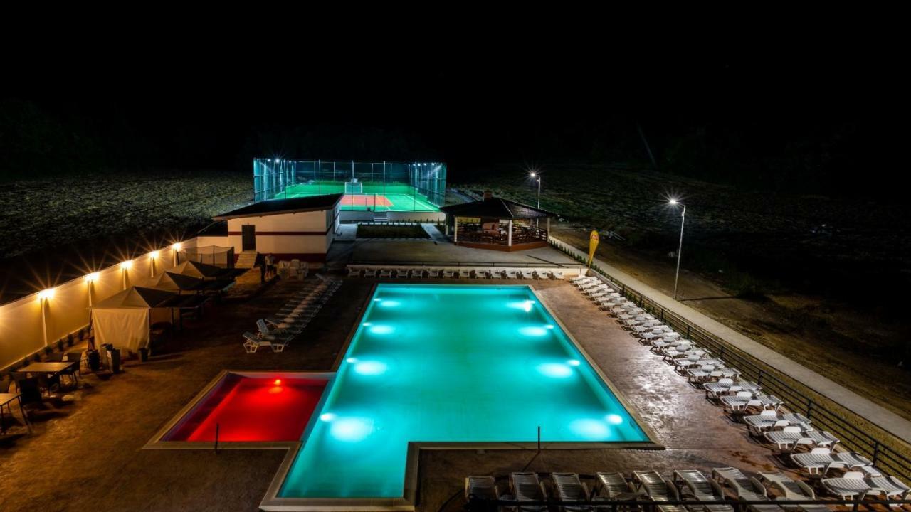 Complex Noblesse Hotel Vaslui Exterior photo